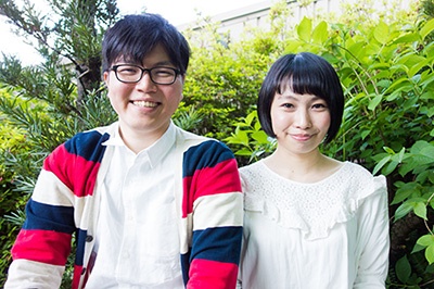 真正面を向くより、顔を横に振ったり、手を添えるだけでも顔のラインが細く見えちゃう。