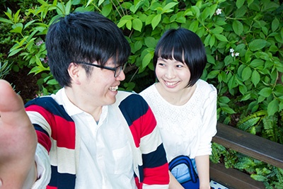 真正面を向くより、顔を横に振ったり、手を添えるだけでも顔のラインが細く見えちゃう。