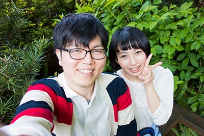 真正面を向くより、顔を横に振ったり、手を添えるだけでも顔のラインが細く見えちゃう。